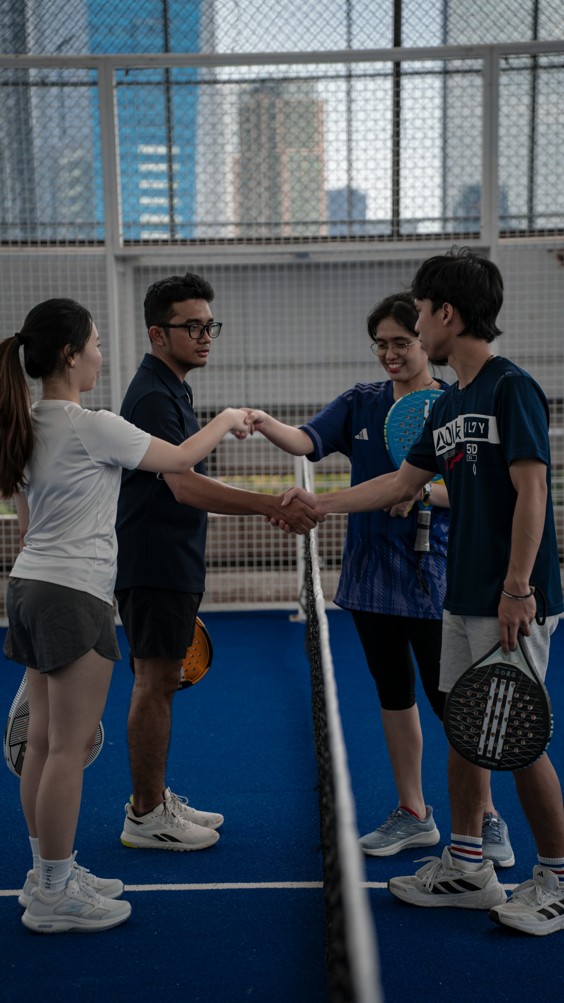 Joueurs de padel se retrouvant après un match