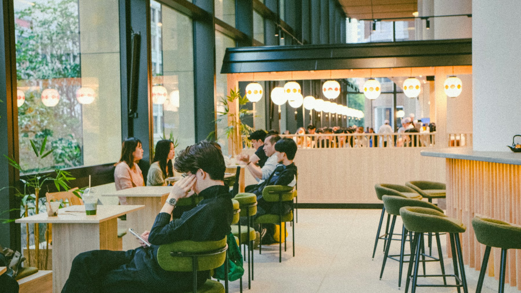 Intérieur lumineux d’un café matcha contemporain