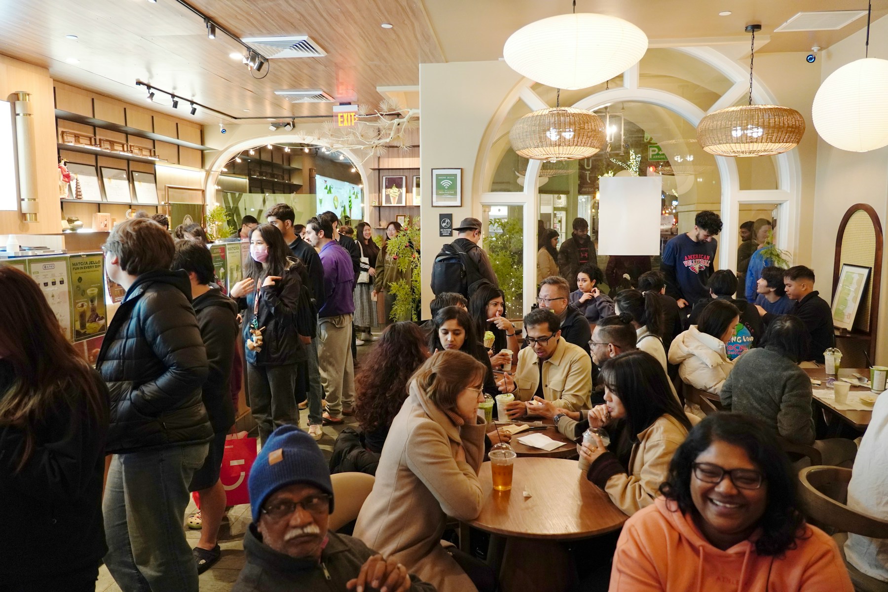 Vie du café autour du comptoir