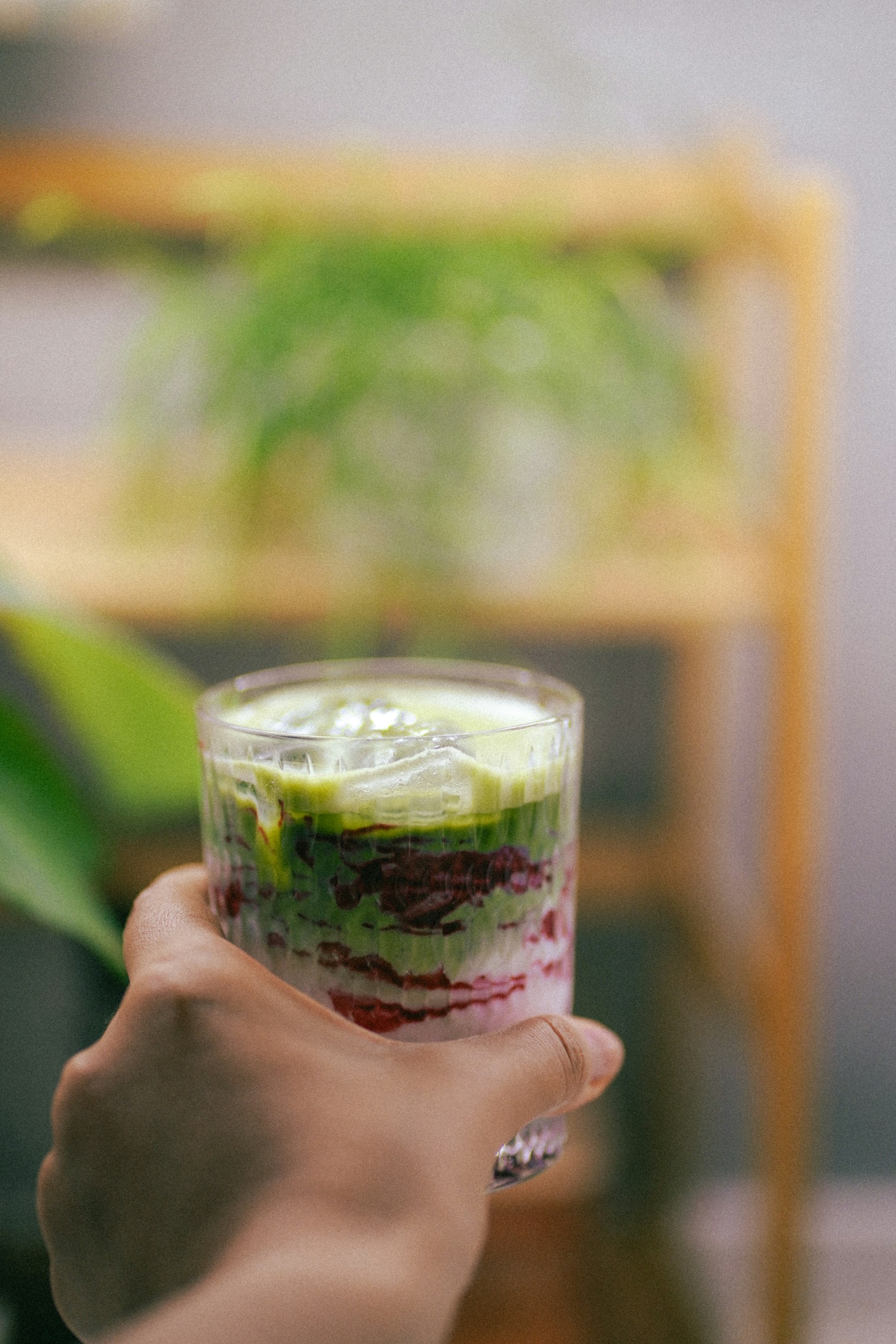 Verre de matcha glacé préparé pour le service