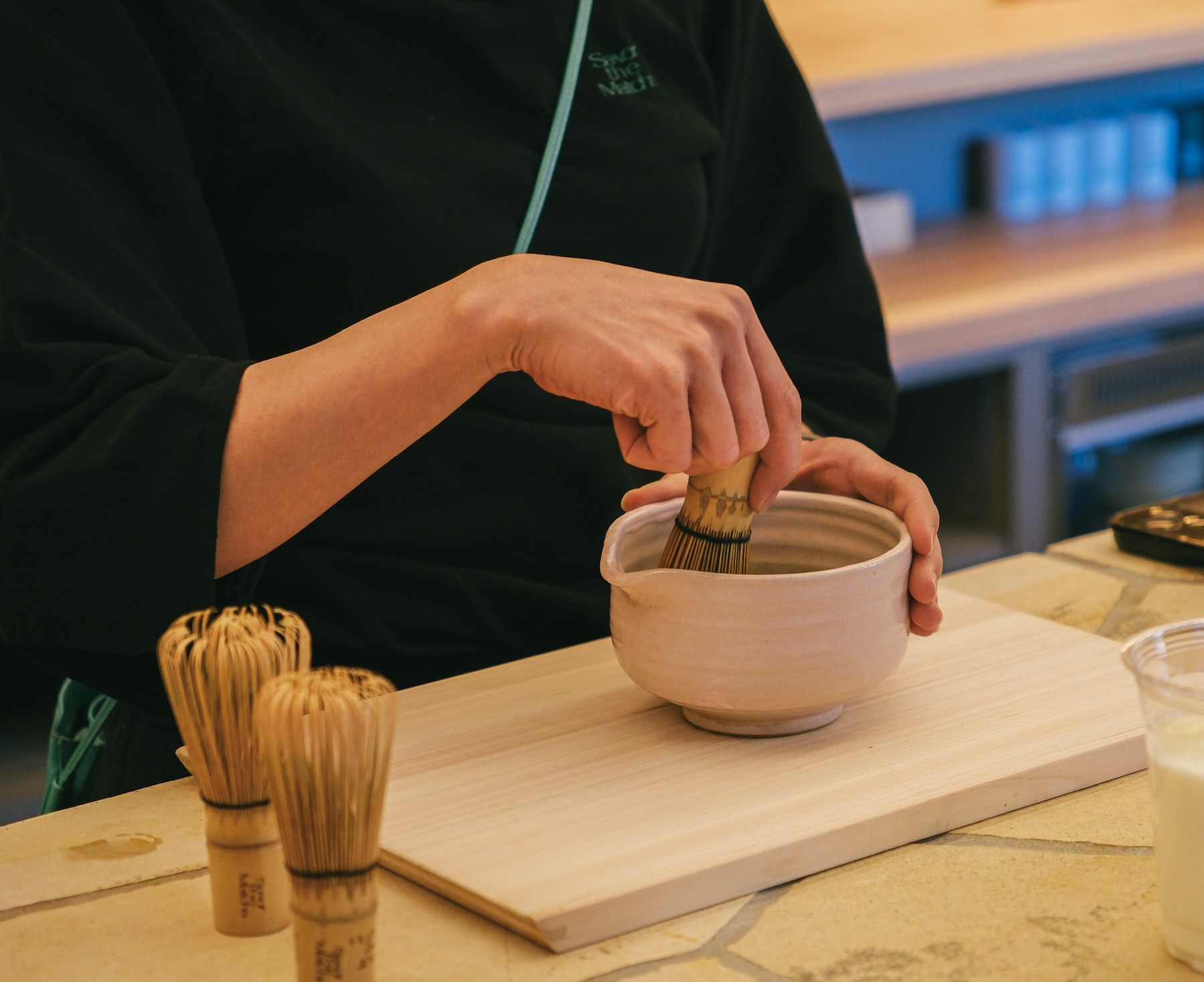 Matcha fouetté à la main au comptoir MORI