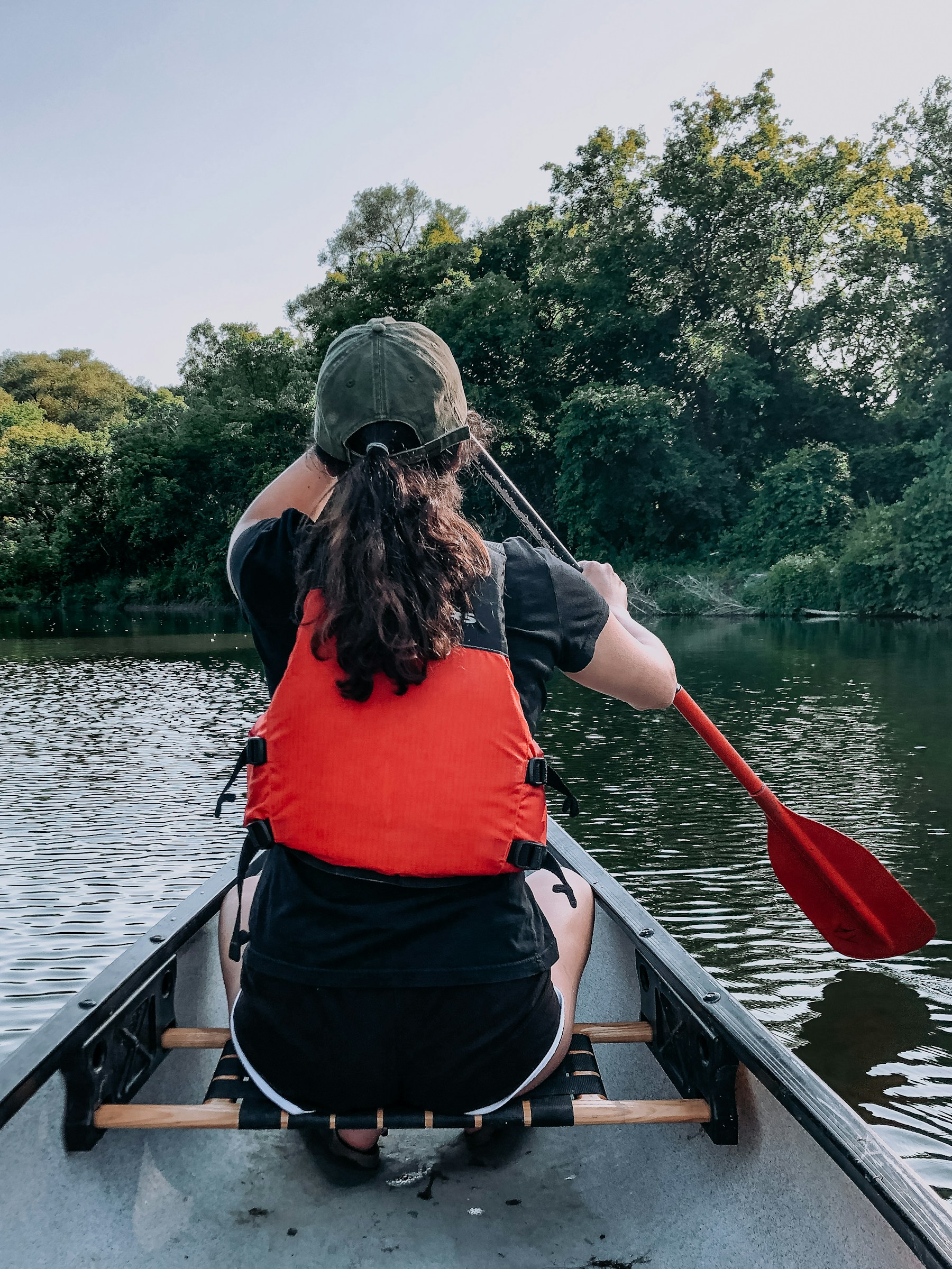 Kayak sur une eau calme avec gilet de sécurité