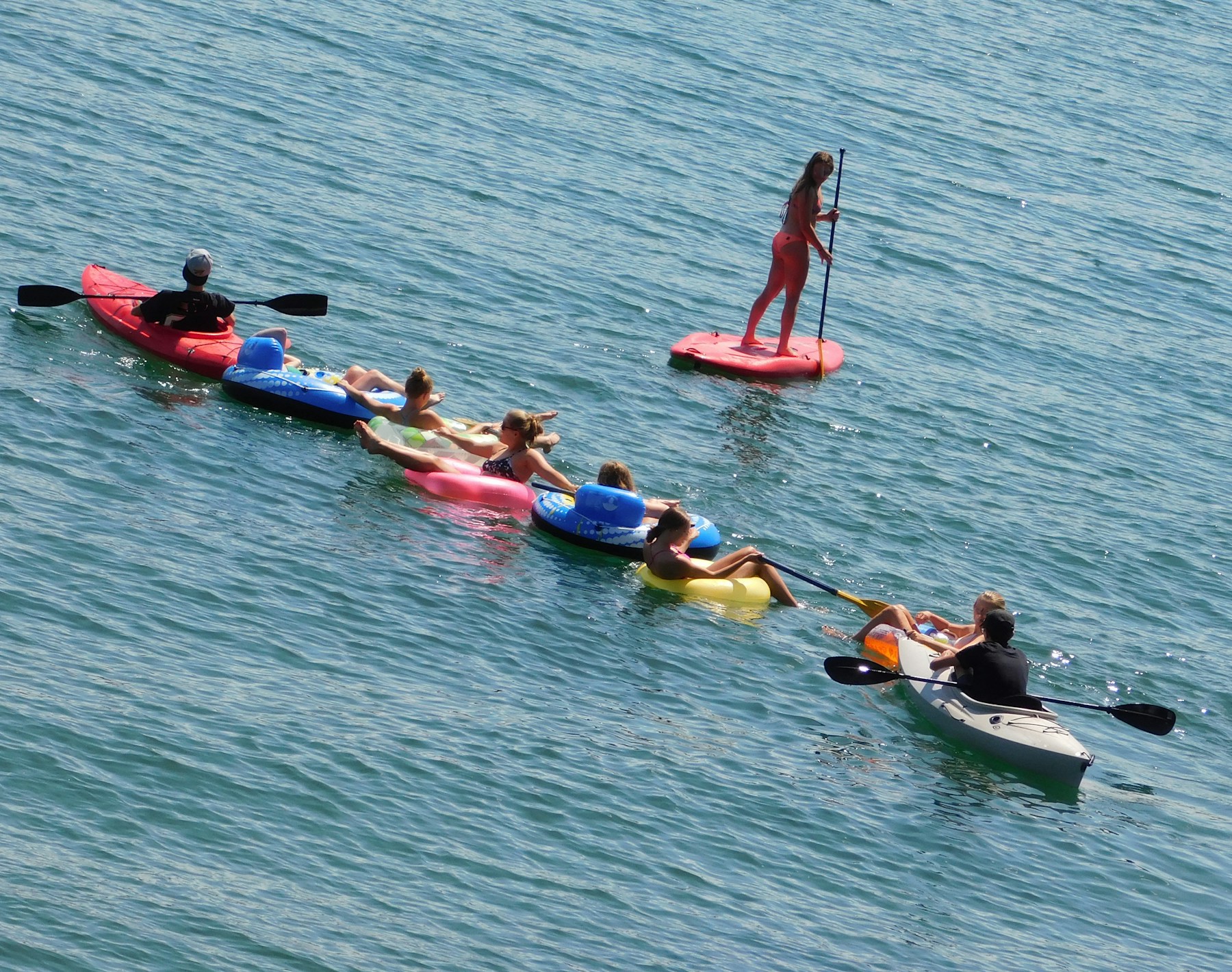 Groupe en kayak et paddle sur une eau calme