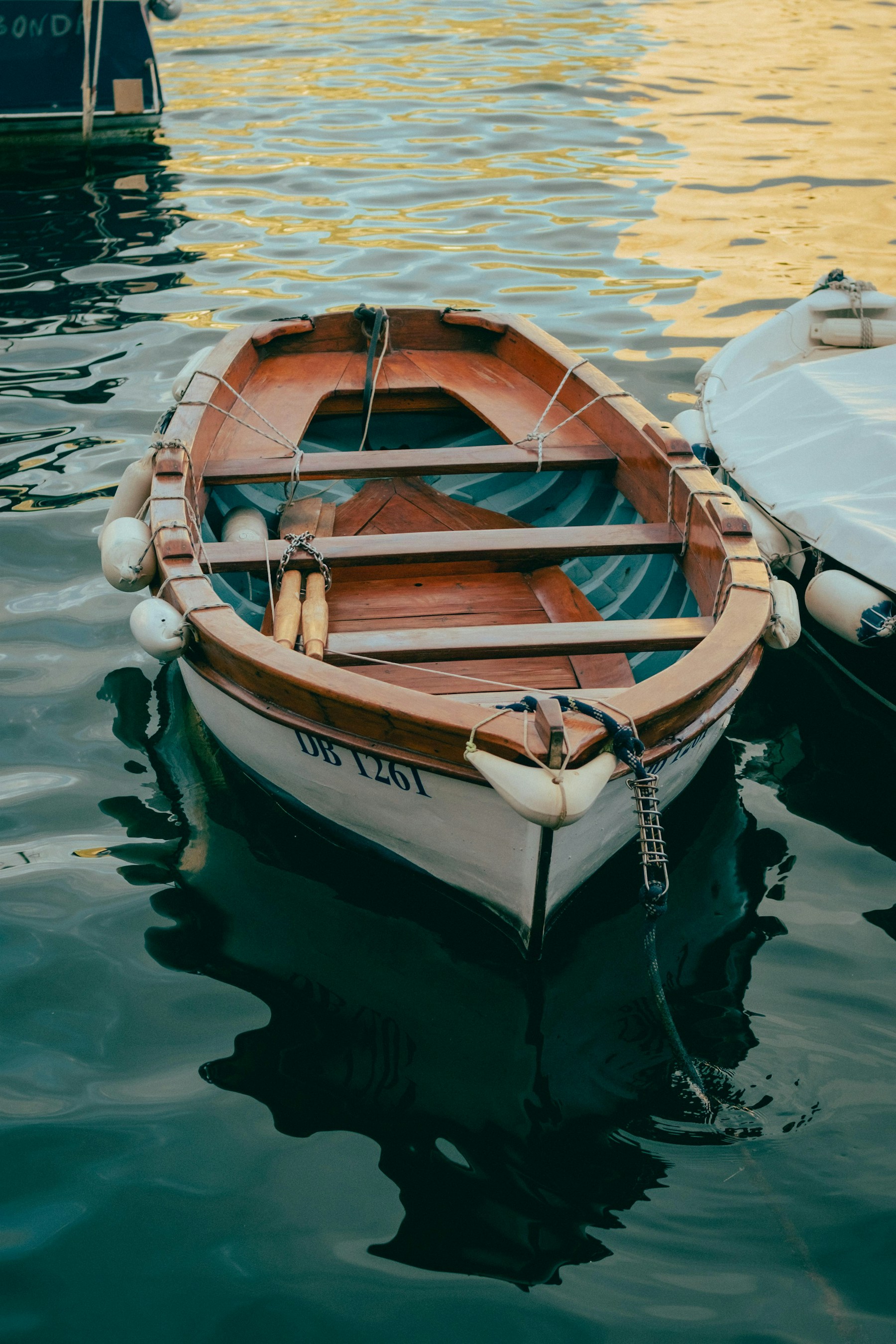 Barque sur une eau calme au port
