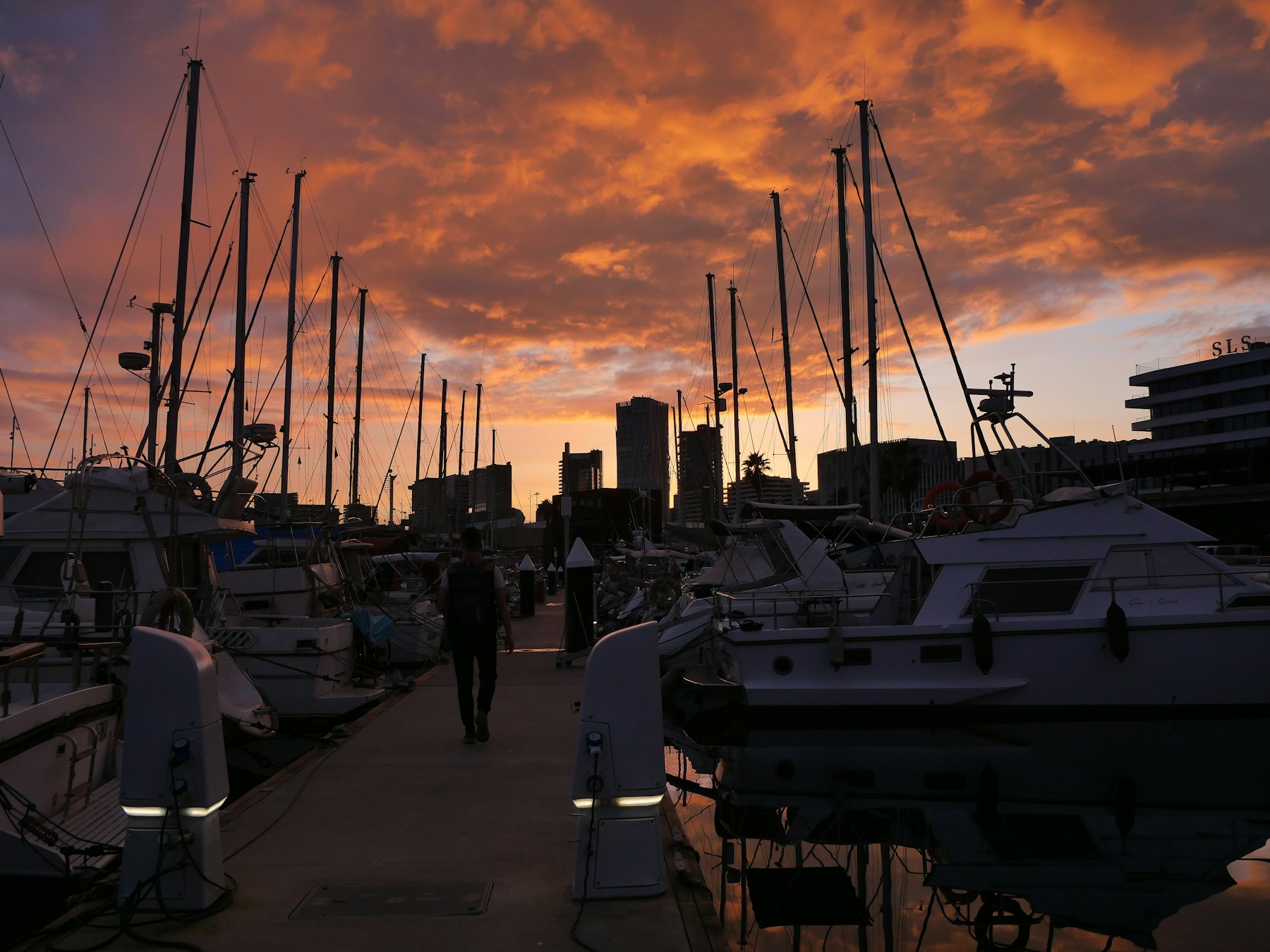 Bateaux au port dans la lumière du coucher de soleil