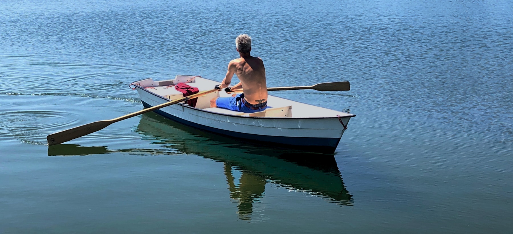 Petit bateau à rame sur l’eau